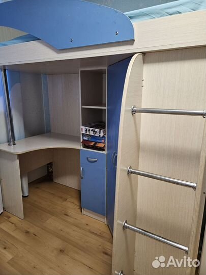 Детская кровать чердак со столом и шкафом