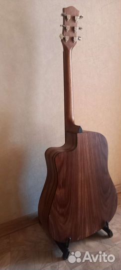 Акустическая гитара