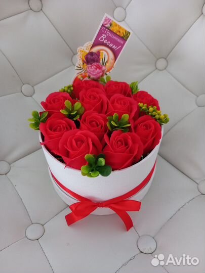 Подарок в шляпной коробке из мыльных роз