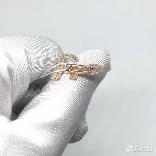 Золотая брошь с камнем