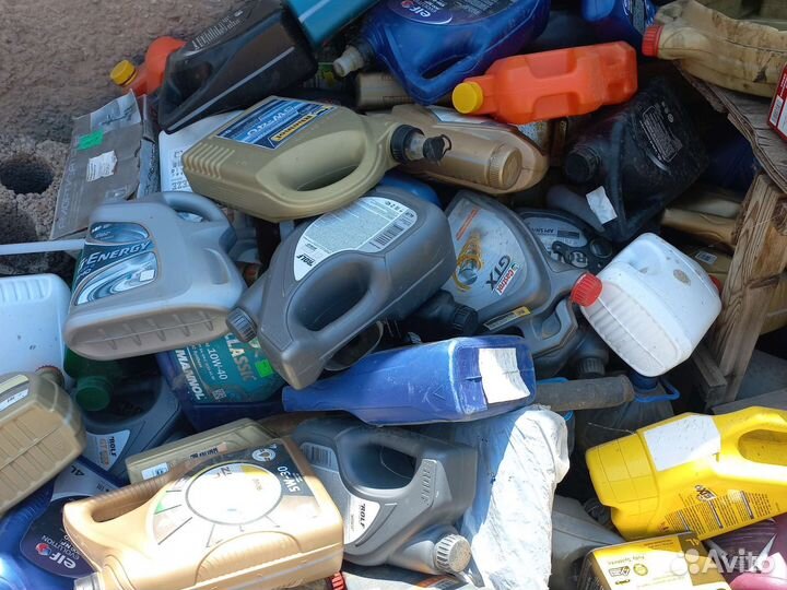 Канистры из под масла, за всю кучу 2 т.р