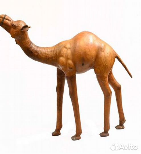 Статуя верблюда из натур кожи и подсвечник торшер