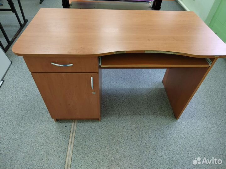 Компьютерный стол офисный