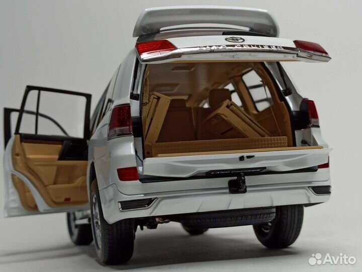 Toyota Land Cruiser 200 (LHD) White 1:18 Kengfai
