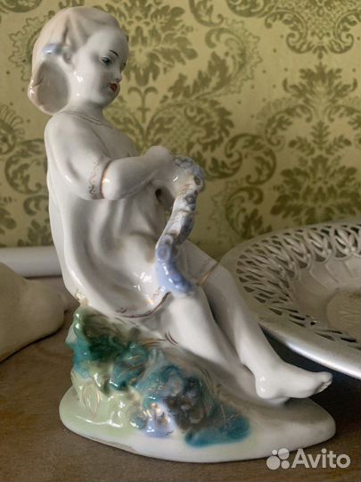 Статуэтка девочка с венком