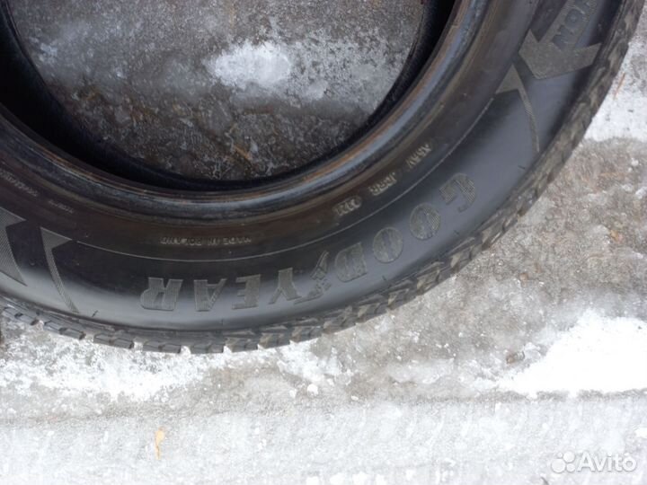 Goodyear UltraGrip Ice 2 215/65 R16