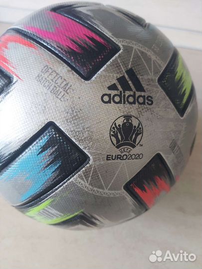 Футбольный мяч adidas uniforia