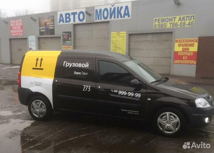 Водитель со своим грузовым авто