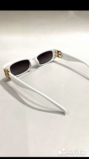 Солнечные очки белые с золотыми буквами burberry