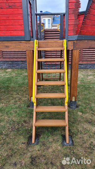 Детская горка на подиуме с домиком кораблик