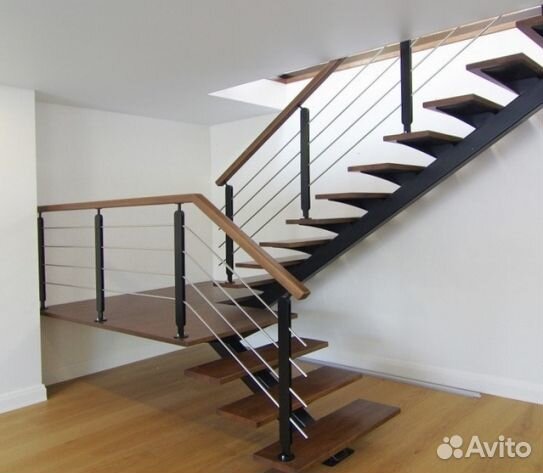 Каркас из металла лестницы под обшивку на дачу