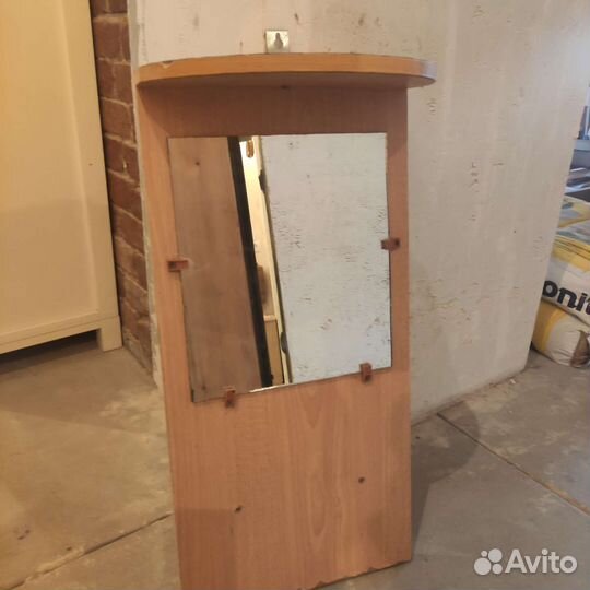 Зеркало с полкой