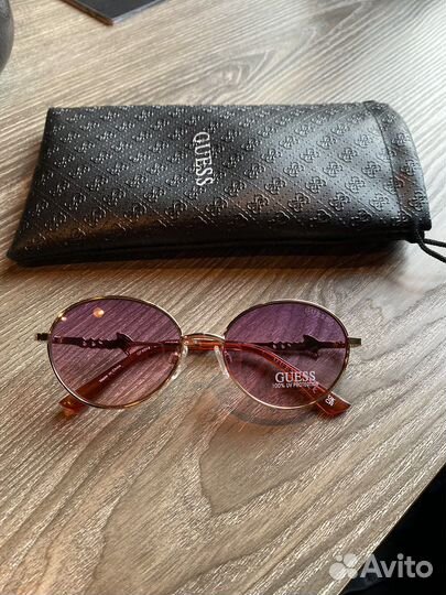 Солнцезащитные очки Guess