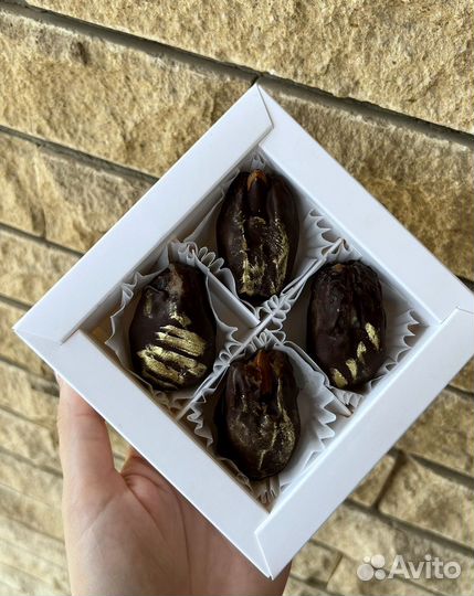 Финики с сыром горгондзола в шоколаде