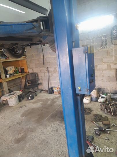 Подъемник автомобильный винтовой