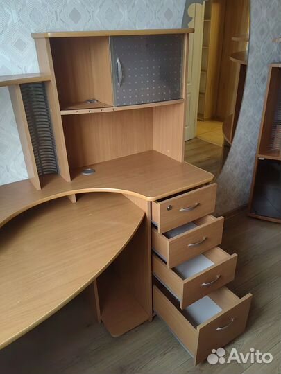 Компьютерный стол с ящиками и полками