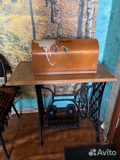 Швейная машинка со столом антиквариат