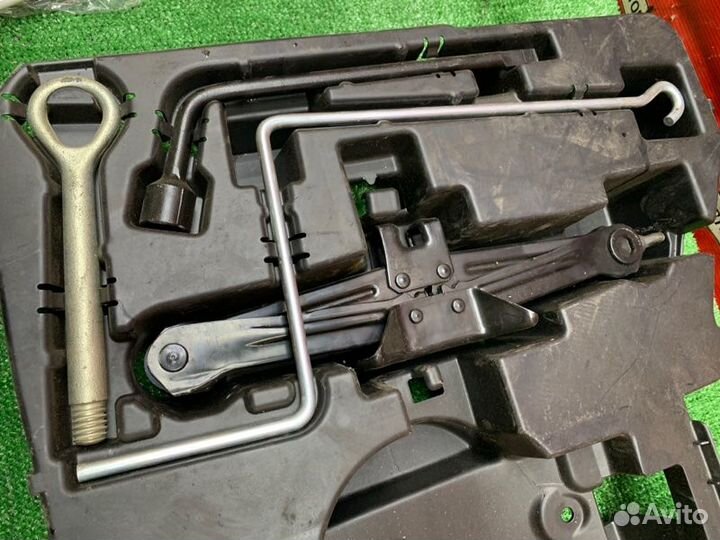 Домкрат Toyota Isis ZGM10 2zrfae 2009