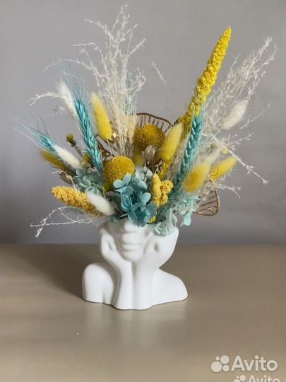 Интерьерная композиция в гипсовой вазе девушка