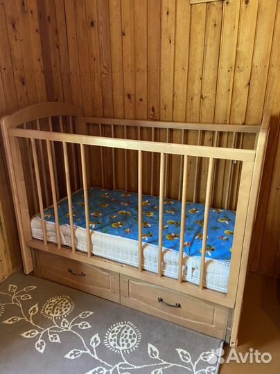 Детская кроватка с маятником и ящиком