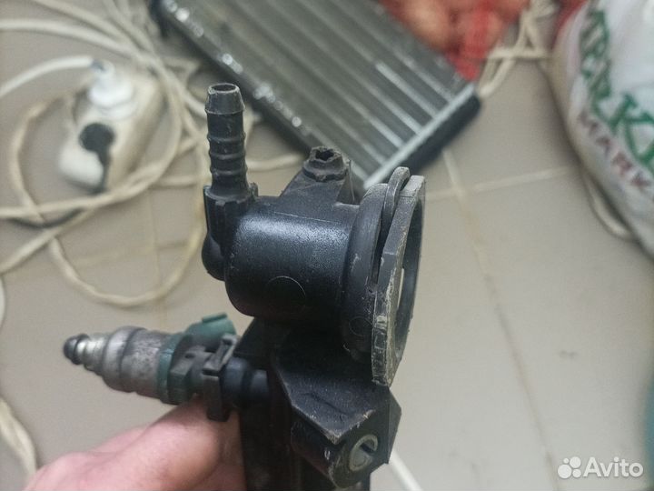 Топливная рампа с форсунками skoda octavia А4 1.6