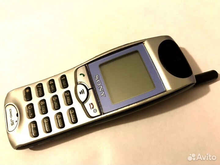 В коллекцию телефон Sony CMD-J5