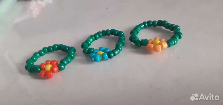 Кольцо из бисера с цветочком