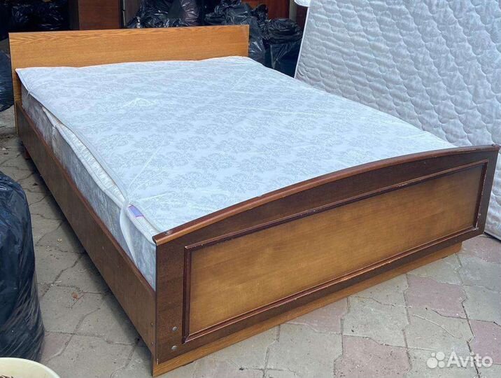 Кровать с матрасом