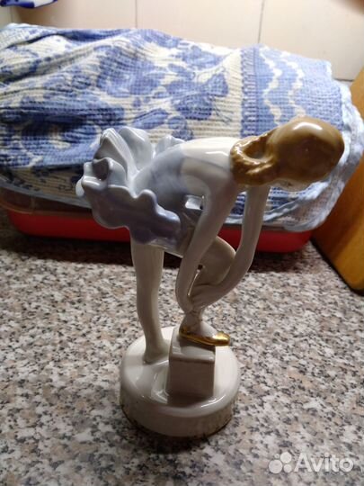 Статуэтка Балерина одевает пуанты