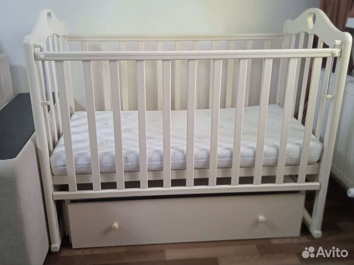 Детская кроватка с маятником