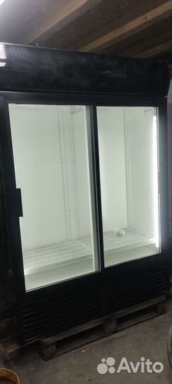 Большой холодильник витринный