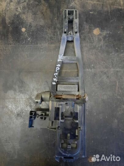 Кронштейн задней правой ручки двери Ford Focus 2