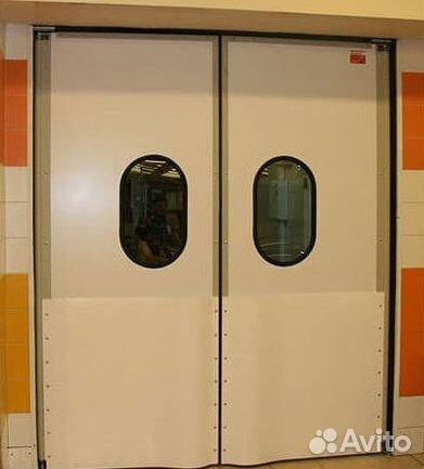 Маятниковые двери с окном и глухие