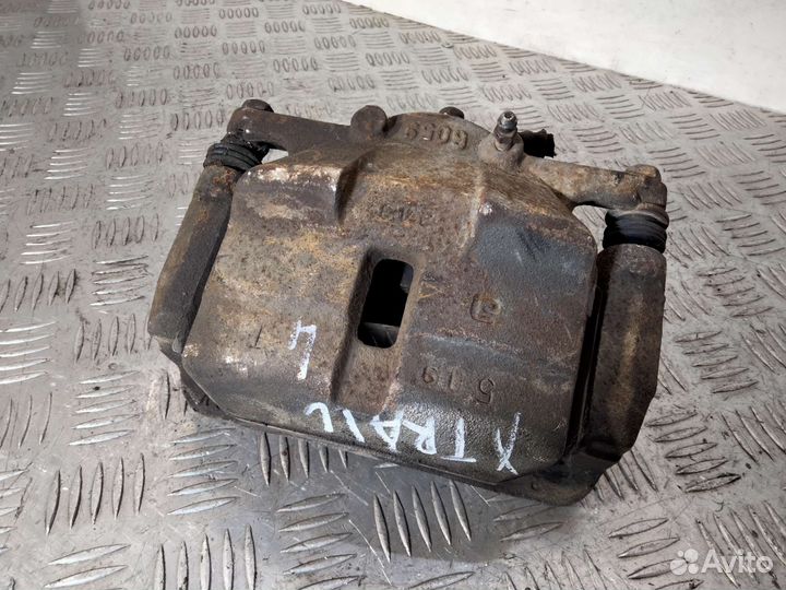 Суппорт передний левый Nissan x-trail t31