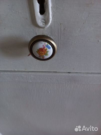 Старинный антикварный шкаф буфет