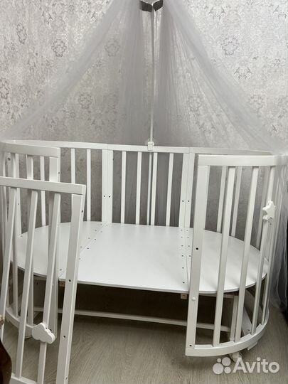 Детская кроватка с маятником