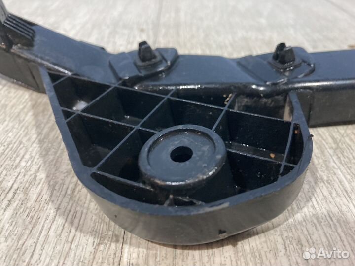 Крепление бампера Kia Ceed 2011 заднее левое