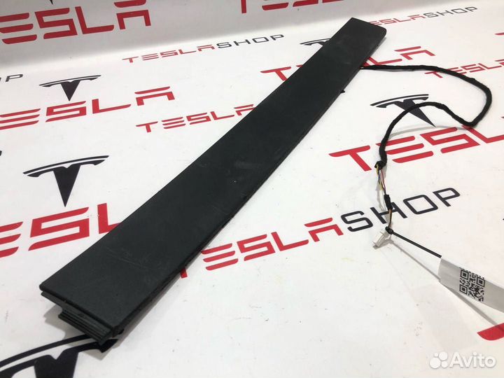 Накладка двери задней правой Tesla Model X 2019