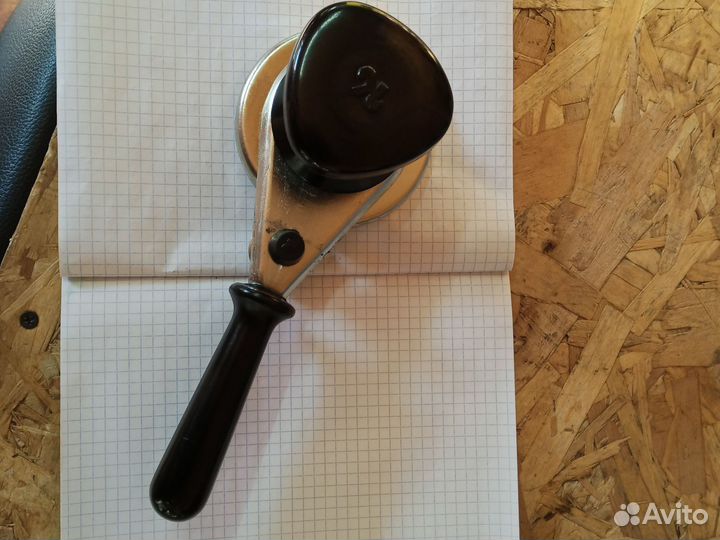 Закаточный ключ, машинка для закрывания банок