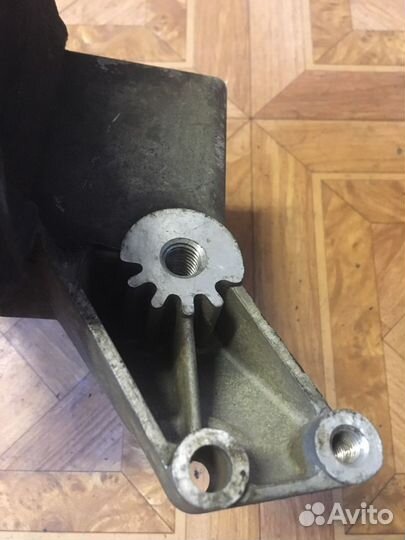 Кронштейн Гур Mercedes W124 M103