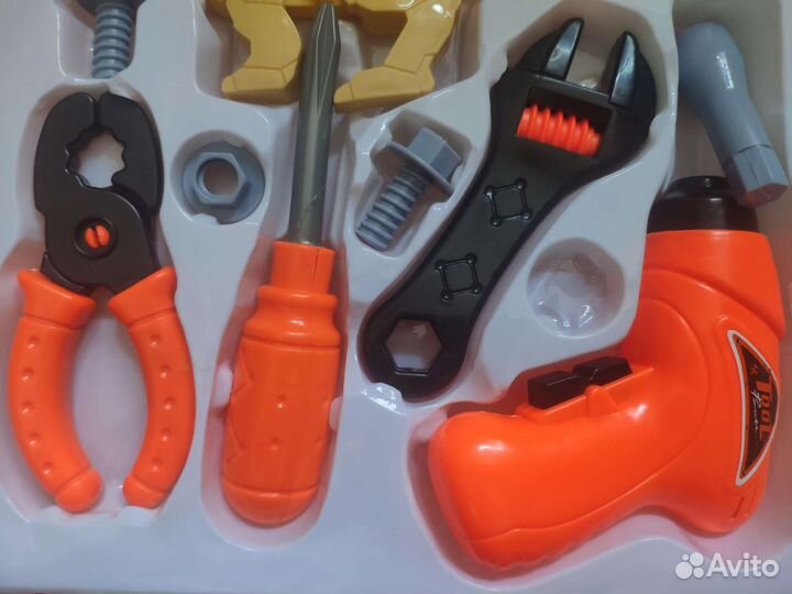 Набор инструментов и разборных динозавров