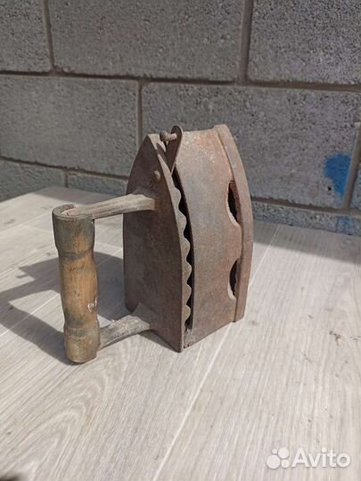 Старинный утюг на углях