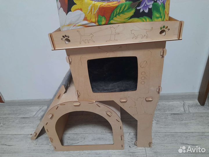 Домик для кошки с когтеточкой б/у