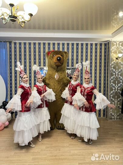 Национальные танцы. Артисты. Шоу балет. Танцоры