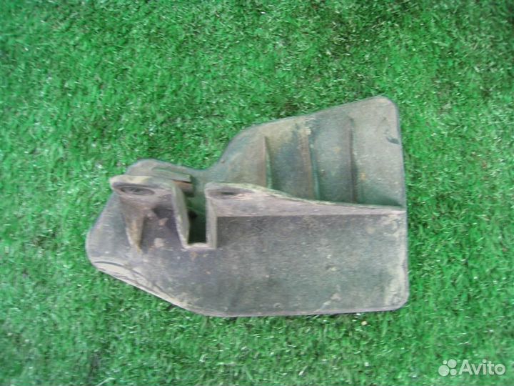 Брызговик порога правый Toyota Avensis T25 2003