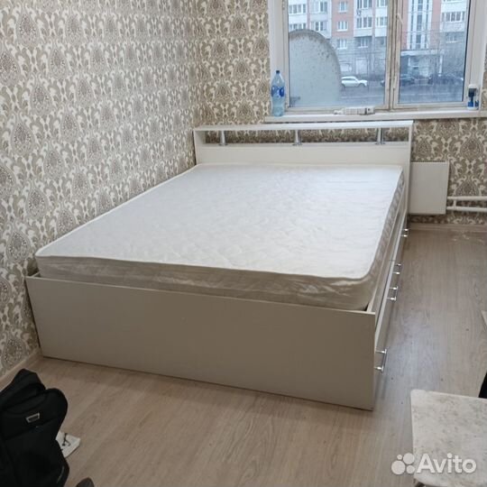 Кровать двухспальная с матрасом