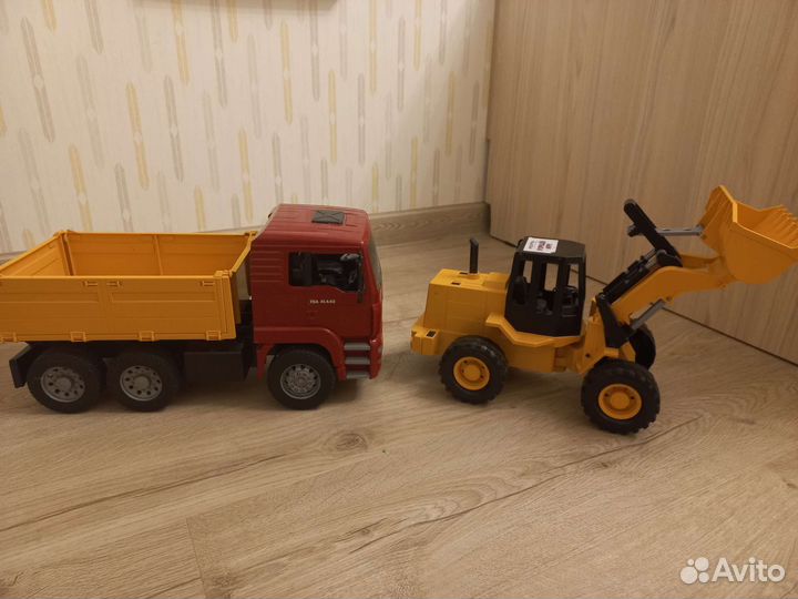 Самосвал с погрузчиком Bruder