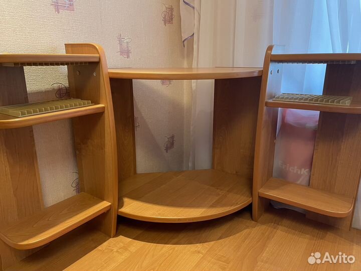 Угловой письменный стол с полками