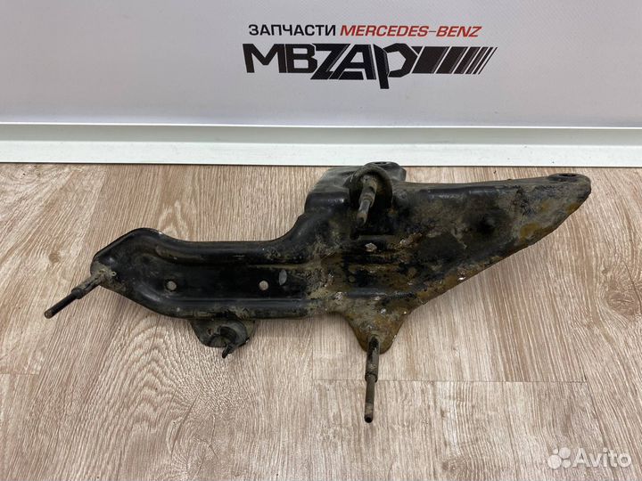 Кронштейн компрессора подвески Mercedes W221