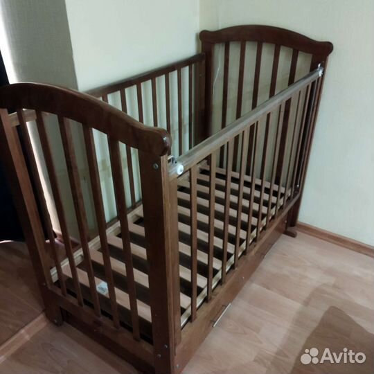 Детская кроватка с поперечным маятником